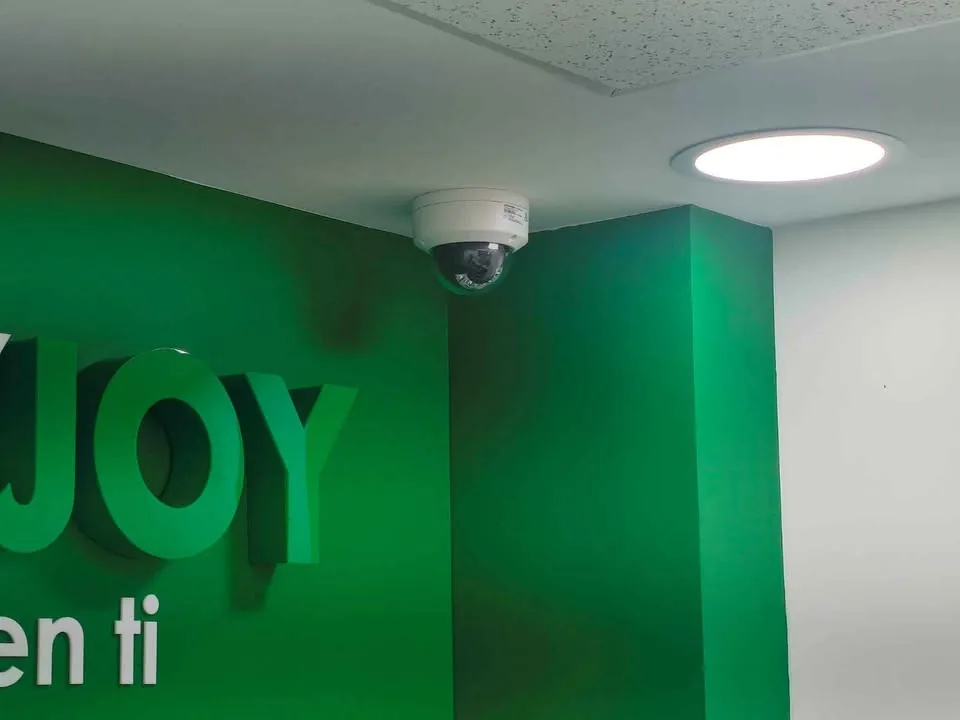 Cámara domo instalada en local