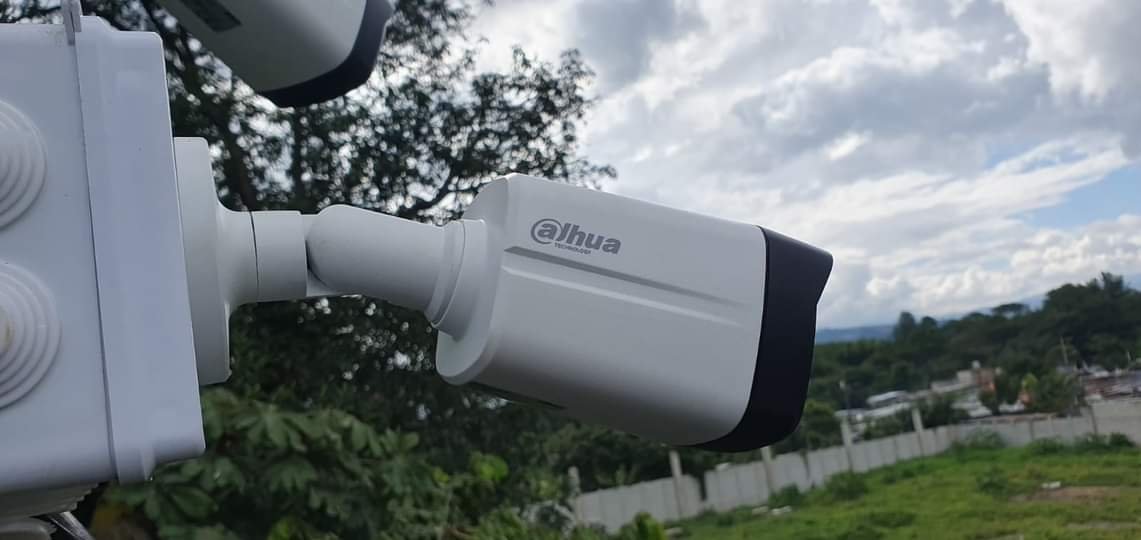 Cámara de seguridad instalada en exterior por FERBITS