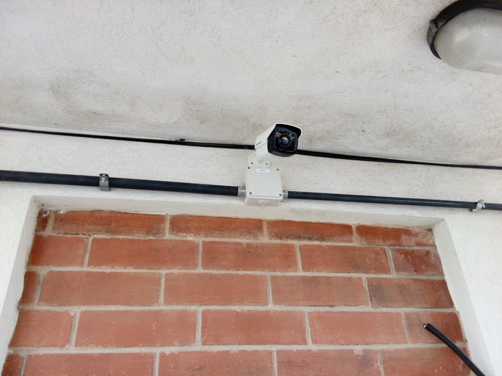 Instalación exterior con canalización