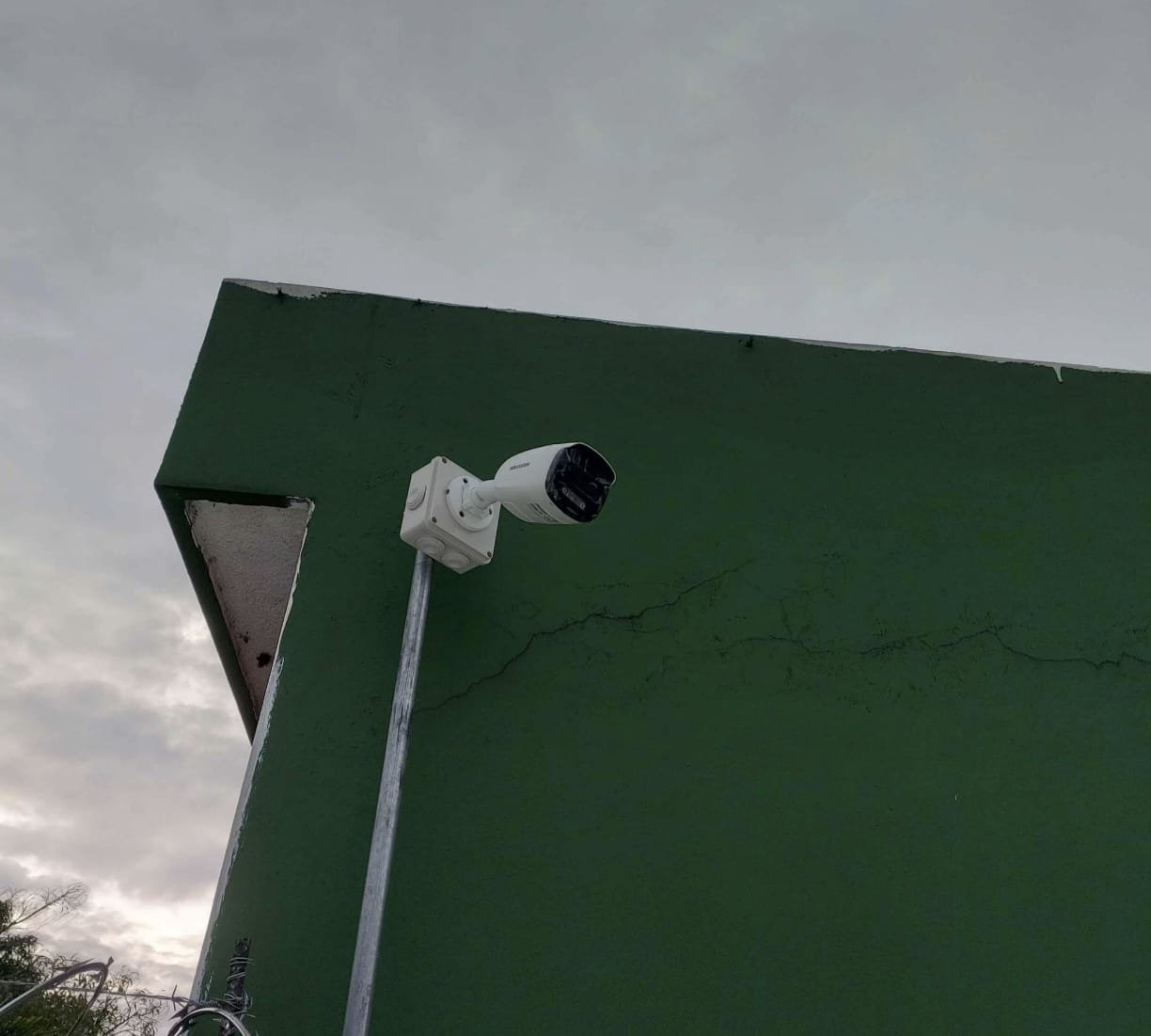 Cámara perimetral instalada