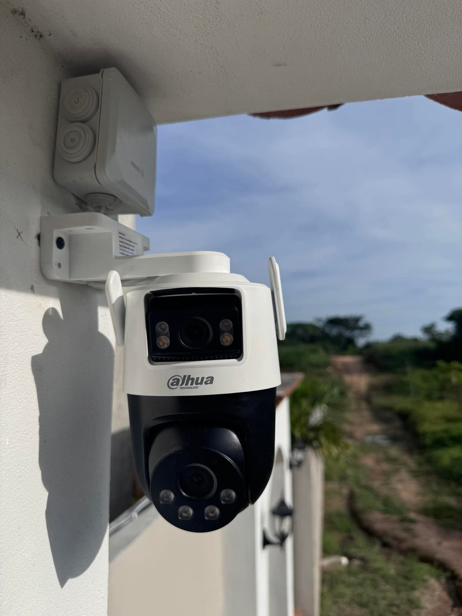 Cámara de vigilancia exterior instalada