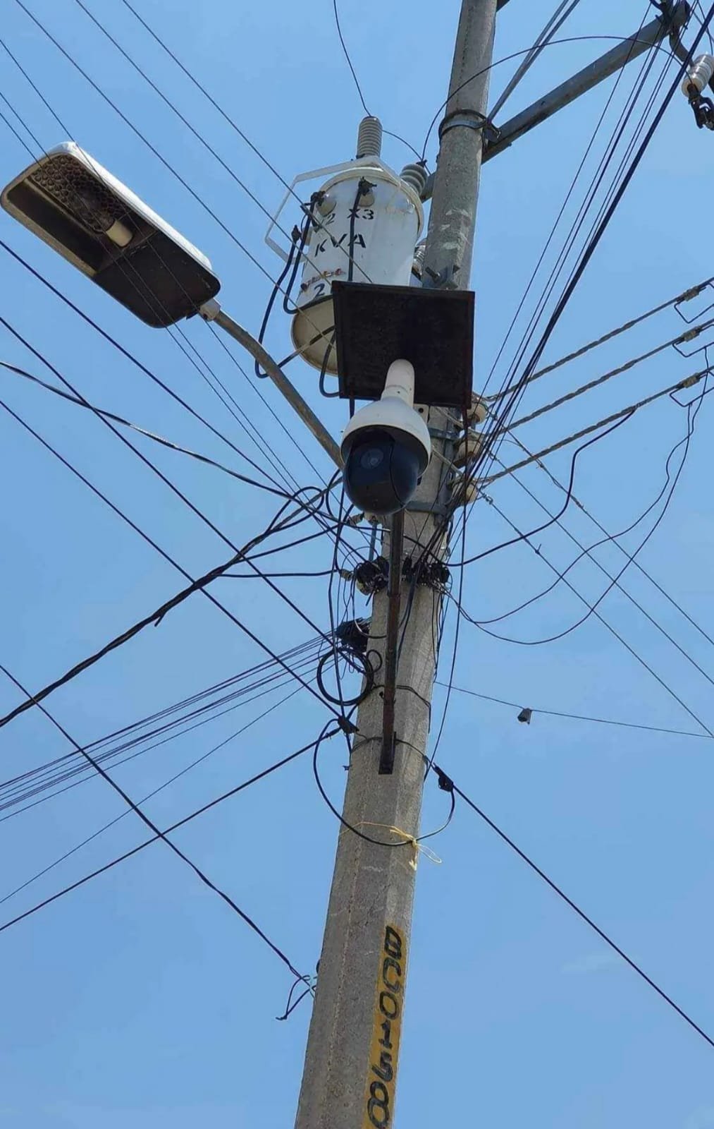Cámara solar instalada en poste